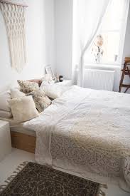 White Boho Bedroom In Our Apartment An Interior Update Diseno De Interiores Decoracion De Unas Cuarto De Hotel