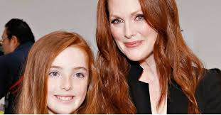 Julianne moore's daughter liv has proven to be the splitting image of her gorgeous mother, fortunate to be following in her footsteps. Julianne Moore Brings Her 15 Year Old Daughter To Fashion Week And We Re Seeing Double