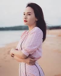 Đến từ bắc giang, cô tham gia diễn xuất từ năm 8 tuổi, từng đạt giải nữ diễn viên phụ xuất sắc tại liên hoan phim việt nam lần thứ 13 khi mới 10 tuổi. Báº£o Thanh Vá» Nha Ä'i Con Cá»© Diá»‡n Chiáº¿c Ä'áº§m Nao La Há»™i Chá»‹ Em Láº¡i Rao Riáº¿t Xin Info