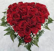 Inviare rose rosse a domicilio non è mai stato cosi' semplice. Cuore Di Rose Rosse Gisofila E Verdi Di Stagione Rose Rosse Milano Rose