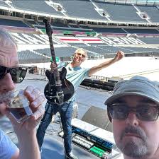 This modular masterpiece of a pedalboard is the tone palette of which  textural genius? 🎸 A