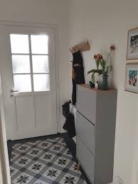 Vorleger Lichtung Mit Platzsparenden Kleiderschrank Und Verdongeln Schmalen Schrank Zum Besten Von Schuhe Retro Platte Machsselbst Meinmodus Com In 2020 Kleine Flure Schmaler Schuhschrank Schuhschrank