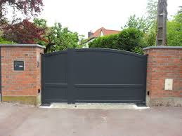 Portail A 2 Battants Inegaux En Aluminium Plein De Forme Cintree Bombee Amenagement Maison Portail Porte Maison