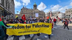 Haar plotse roem benut ze. Pro Palestina Demonstranten Lopen Van Dam Naar Amstelstation Nh Nieuws