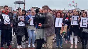 E a e und i wü, dassd du so fühlst, a e b e dassd du ohne mi kannst, oba ned ohne mi wüst, a e b e dassd du ohne mi. Heiratsantrag Mit Flashmob In Venedig Oe3 Orf At