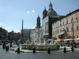 Perfumes and morning market rumors change color in the evening, entering the rhythm of restaurants and pubs that surround it. Piazza Navona Rom Structurae