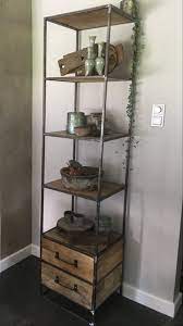 stoere hoge smalle metalen kast met 2 lades industrieel oude houten kast landelijk robuust keukenkast vintage boekenka houten kasten kamerinrichting keukenkast