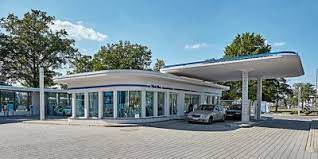 von 1951 stammt diese ehemalige esso tankstelle in wolfsburg seit ihrer restaurierung 2012 dient sie als zukunftsweisende tankstelle alte tankstellen baustil