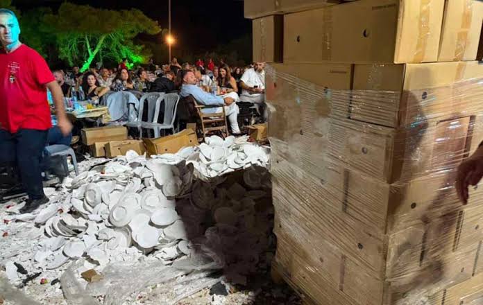 Με κλάρκ κουβαλούσαν τα πιάτα που έσπασαν όταν τραγουδούσε η Τζένη  Κατσίγιαννη | TaMeteora.gr
