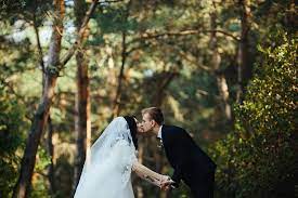 人前でキスなんて恥ずかしい。結婚式「誓いのキス」に代わる演出【10選】 | ウェディングメディアmarrial