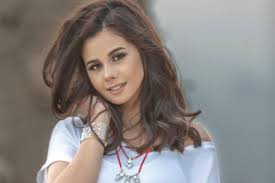منة عرفة قبل 14 سنة من الآن كانت بداية انطلاقتها الفنية من خلال دور سعاد حسنى فى مرحلة الطفولة بمسلسل السندريلا، من بطولة النجمة منى زكى، ليتم ترشيحها بعد ذلك للمشاركة فى فيلم مطب صناعى أمام النجم أحمد حلمى، والمخرج وائل إحسان. Ù…Ù†Ø© Ø¹Ø±ÙØ© Ø§Ù„ÙØªØ§Ø© Ø§Ù„Ù…Ø¯Ù„Ù„Ø© Ù…Ù† Ø£Ø­Ù…Ø¯ Ø­Ù„Ù…ÙŠ Ù„Ø¹Ù„ÙŠ ØºØ²Ù„Ø§Ù† Ù…ÙˆÙ‚Ø¹ Ø§Ù„Ø³Ù„Ø·Ø©