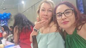 En tu cumpleaños ,deseo que todo sea alegria,que siempre seas Feliz y que  Estes muchos años más! Te quiero mucho comaye ,eres hermosa y con un  corazón de oro,que tengamos muchas vueltas al sol para ...