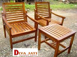 Bangku taman kayu dapat menjadi rekomendasi kursi minimalis bagi anda yang memiliki keluarga besar atau memiliki taman yang luas. Kursi Taman Minimalis Kayu Jati Solid Unik Kursi Taman Minimalis Murah