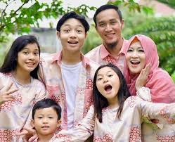 Rela Pisah Dengan Pasha Ungu Demi Temani Sang Ibu Yang Merajut Bahtera Rumah Tangga Bareng Gunawan Dwi Cahyo Kiesha Alvaro Ngaku Jarang Cuap Cuap Dengan Ayah Sambungnya Sepatah Dua Patah Kata Doang
