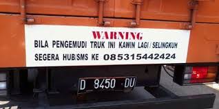 Hasil gambar untuk tulisan lucu di bak truk