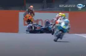 A qualificação do moto3 teve bandeira vermelha após aparatosa queda que envolveu o luso descendente jason dupasquier e ayumu sasaki. 0mznu 0crxuocm