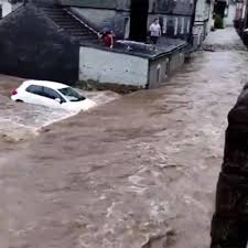 Голямо наводнение, причинено от едноседмични продължителни силни дъждове, изливащи се в европа, убива десетки и оставя хиляди хора без домове. Ehhx3msvtk5nrm