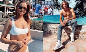 Stefanos tsitsipas and his girlfriend, theodora petalas have been dating for just over a year. New Hunks Please Greek God Stefanos Tsitsipas Will Get Female Tennis Fans At Wimbledon Swooning Daily Mail Online