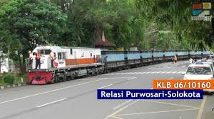 Menurut ketua polis daerah petaling jaya, asisten komisioner nik ezanee mohd faisal, operasi bermula 11 malam ahad hingga 3 pagi tadi melibatkan pemeriksaan ke atas 375 pengguna jalan raya dengan 360 kenderaan. Langka Tapi Nyata Kereta Api Indonesia Di Jalan Raya Solo Youtube