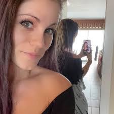 Lynn Leclair's Instagram, Twitter & Facebook