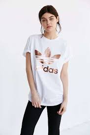 Black And White Adidas T Shirt Women S The Perfect Blend Of Chic Style And Supreme Comfort Check Out This Womens Authentic Crew Sweatshirt From Adidas Originals Coming Ex Fashion Women Outfit Sets