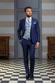 La gonna ha molti strati di organza blu con finiture argento. Vestito Da Cerimonia Blu Chiaro Con Gilet Fantasia Abiti Blu Vestiti Eleganti Da Uomo Abiti Da Sposa Blu