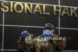 Ketua komnas ham ahmad taufan damanik (tengah) didampingi komisioner pemantauan dan penyelidikan mohammad choirul anam (kiri) dan peneliti agus suntoro (kanan). Komnas Ham Temukan 7 Proyektil Di Lokasi Penembakan Fpi Republika Online