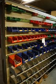 Maximaler stauraum und höchste tragkraft sind das a und o, wenn es um die lagerung von werkzeugen, winterreifen und vorräten geht. Sortiment Rack Mit Schrauben Und Sanitararmaturen Im Schrank Lieferung Im Keller Kj Auktion Maschinen Auktionen