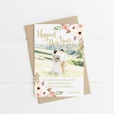 ｅｙｍのオリジナル年賀状 結婚報告ハガキが登場 design 01 はお花のデザインが華やかですが落ち着いたカラーなので大人っぽさとおしゃれさを兼ね備えた年賀状に仕上がっています また ｅｙｍでは画像加工を無料で承っています そして文章のカスタムもｏｋ