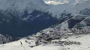 Un homme retrouve ses skis volés dans une braderie. Avec La Vente A Emporter Les Stations De Ski Peuvent Ouvrir Si Les Bars Et Restaurants Restent Fermes