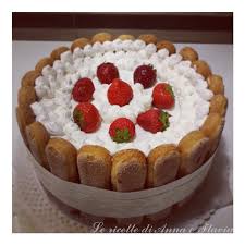 I dosaggi degli ingredienti sottoriportati fanno riferimento a 8 sformare la charlotte su di un vassoio da portata, decorare sia con fragole intere che tagliate a. Torta Charlotte Con Fragole E Chantilly Le Ricette Di Anna E Flavia