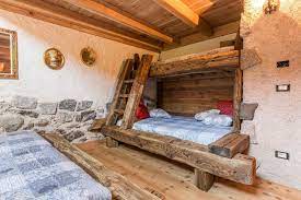 Baita Pra Dei Lupi Emozioni In Lagorai Chalet In Affitto A Telve Arredamento Baita Di Montagna Arredamento Di Montagna Idee Letto