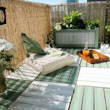 Un Grand Balcon Amenage Comme Une Terrasse En Damier Salle En Plein Air Terrasse Maison