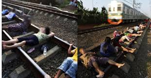 Check spelling or type a new query. Foto Tular Terapi Aneh Baring Atas Rel Kereta Api Dakwa Mujarab Hilangkan Penyakit