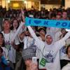 Tapi dia juga begitu antusias melayani pertanyaan dari fans lazio maupun permintaan tanda tangan dari penggemar liverpool. 1