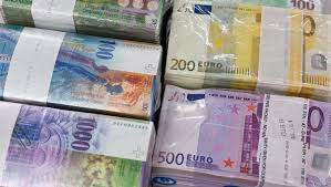 Die bezeichnung in den franken offiziellen sprachen der schweiz lautet franken (deutsch), franc (französisch und rätoromanisch), und franco (italienisch). Schweizer Franken Die Hochriskante Wette Der Schweizer Notenbank Der Spiegel