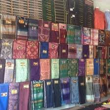 Di beberapa daerah di indonesia juga dikenal sebagai daerah penghasil sarung tenun terbaik. Grosir Sarung Wadimor Dan Sorban Sarung Sorban Dan Baju Koko Facebook
