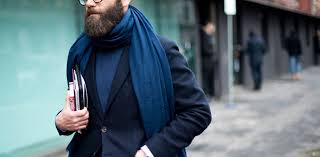 Plutôt que de le girliser, on cultive l'idée d'un vêtement strict. Comment Porter Et Nouer Un Foulard Homme Le Blog De Monsieur