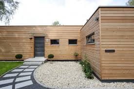 Moderner Bungalow Baufritz Haus Eingang Holzfassade Flachdach Kies Holz Fassade Casas Contenedores Casas Contemporaneas