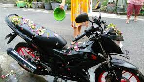 Berikut penjelasan disertai niat dan keutamaannya. Ini Loh Alasan Mengapa Harus Diadakan Syukuran Saat Membeli Kendaraan Baru Boombastis