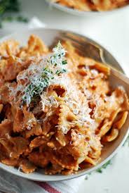 This Creamy Ricotta Tomato Sauce Features Ricotta And Fresh Thyme And Is Paired With Farfalle For A Delicious Vegetarian Meal That I Rezepte Essen Kochrezepte