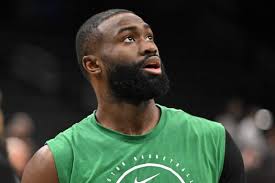 Jaylen Brown de los Celtics envía un mensaje contundente tras la victoria de los Sixers