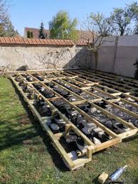 Poser les lambourdes sur les plots réglables de terrasse. Fabriquer Une Terrasse En Bois Sur Sol Meuble L Atelier Par Brico Prive