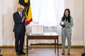 Setzt euch, nehmt euch n keks. Mai Thi Nguyen Kim On Twitter