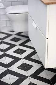badkamer bathroom kerion decor diago noir vloertegels zwart witte tegels ikea wastafel meubel keukenkraan badkamer ikea