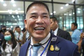 ธรรมนัส พรหมเผ่า ชื่อนี้ไม่ใช่ไก่กาอาราเล่ เพราะวินาทีนี้เขาคือมือทำงานการเมืองตัวจริงของพลังประชารัฐ แม้ก่อนหน้านี้เคยอยู่เคียงข้าง. Sprbezvqs2z6mm