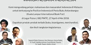 2 orang pengawas lelaki sedang mencari buku yang hendak dibeli. Indonesia Jadi Negara Tamu Di Pameran Buku Internasional Kuala Lumpur 2018 Panjimas