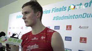 来 源： 央视网 更新时间： 2016年08月20日 22:50 视频简介： 北京时间8月20日，2016里约奥运会羽毛球男单决赛在里约会展中心4号馆迎来了中国选手谌龙和马来西亚选手李宗伟的比赛，最终谌龙发挥出色夺得这个项目的冠军。 å®‰èµ›é¾™èƒœæŽå®—ä¼ŸåŽèµ›åŽé‡‡è®¿ Youtube