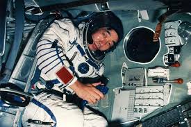 W roku 1960 został jednym z dwudziestu pilotów, którzy rozpoczęli przygotowania do lotów w kosmos. Jeff Bezos Poleci W Kosmos Ile To Kosztuje I Co Trzeba Zrobic Kosmiczna Turystyka W 2021