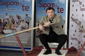 He got his first successes as a member of the stage company il bagaglino. Chi E Maurizio Mattioli Biografia E Vita Privata Del Comico Italiano